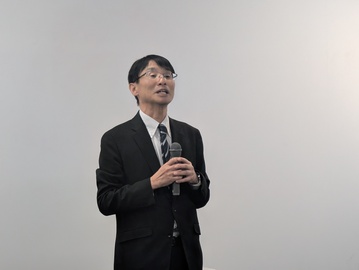 写真１ 挨拶をする山口 真悟センター長