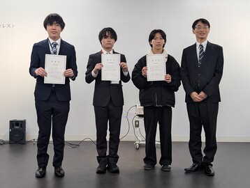 写真４ 受賞した学生（左から柳井 准さん、武田 侑也さん、理学部受賞者、山口 真悟センター長）